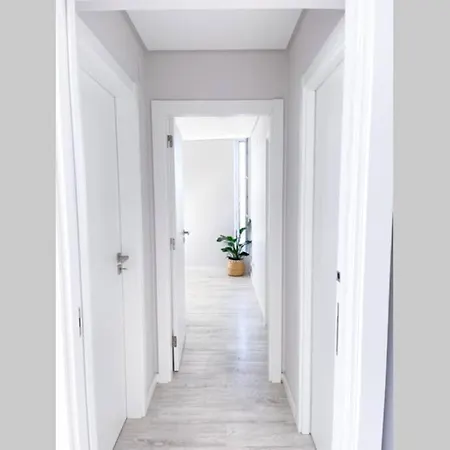 Cozy Apartment With Airport View Apartamento *